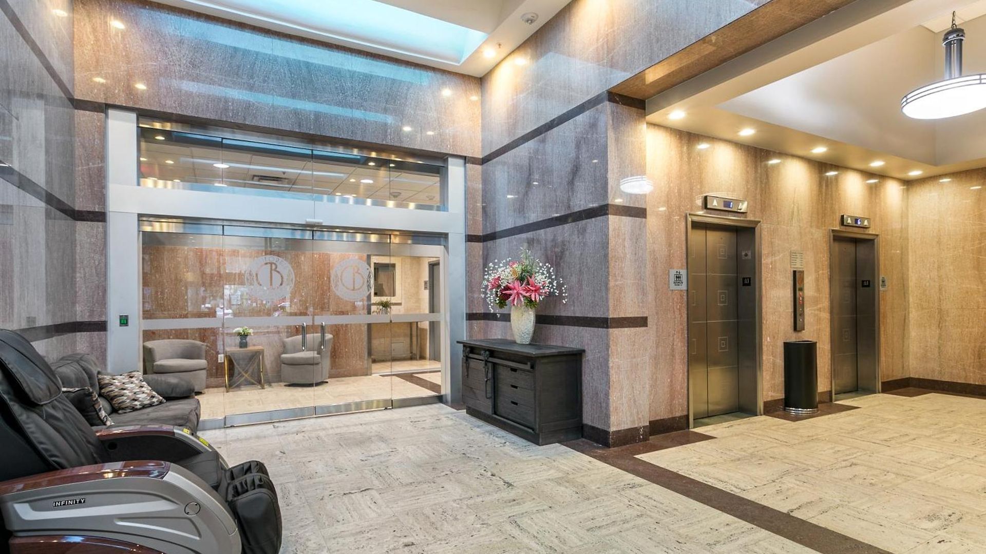 Modern With Game In Downtown *