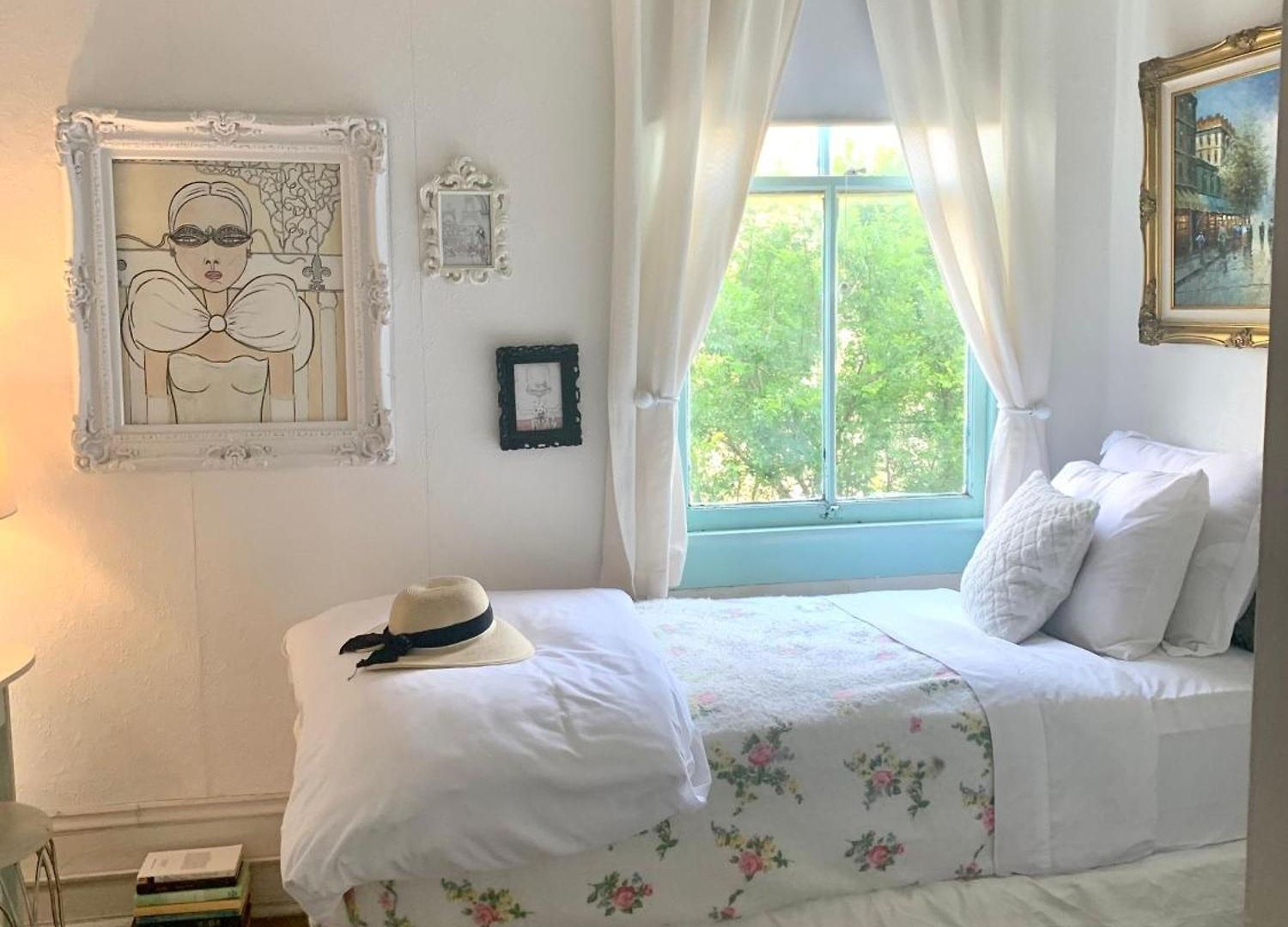Holiday home 4br 3 Ba Huge, Balcony, Cemetery, Streetcar Sleeps 8! *
