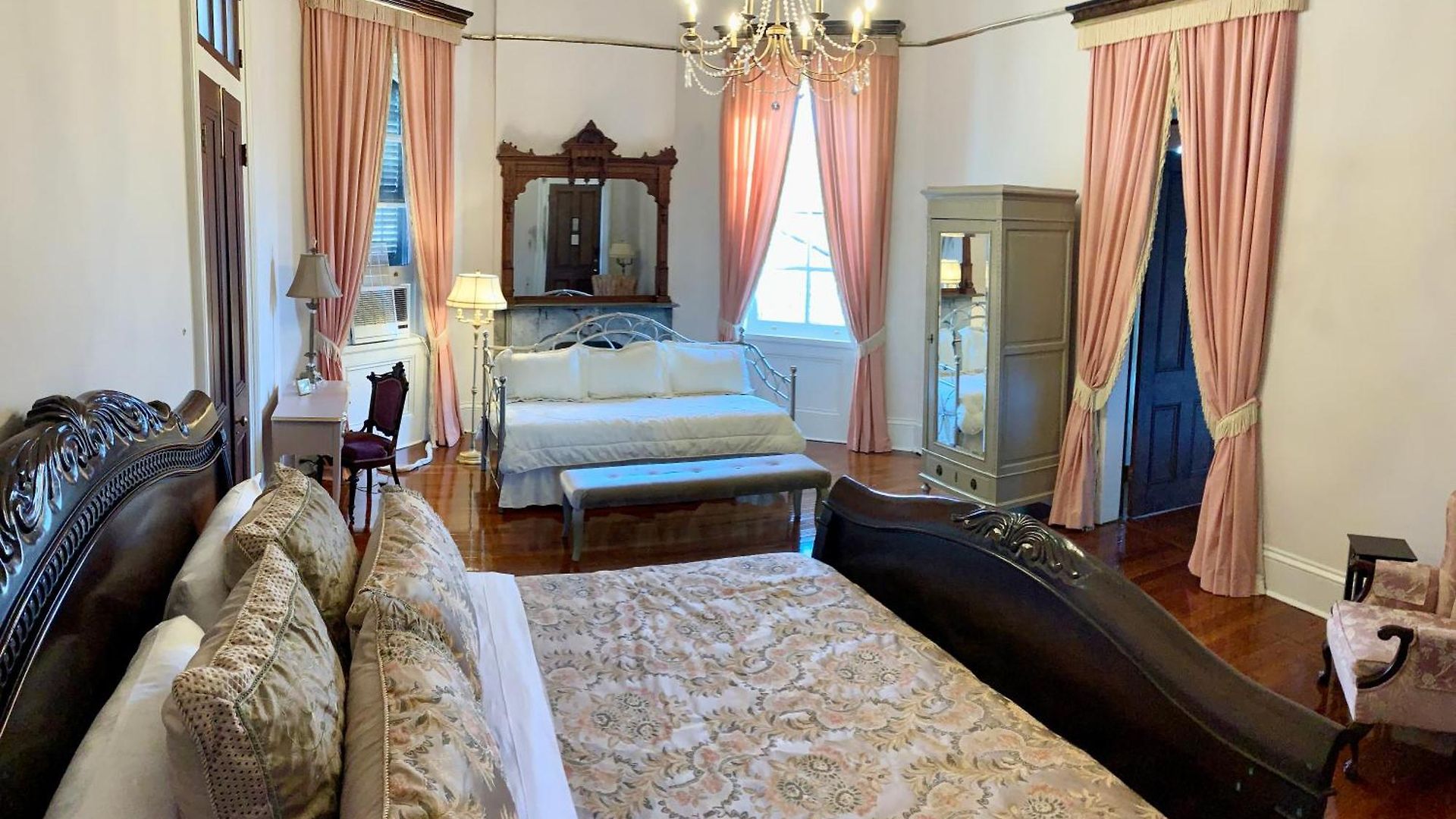 The Lanaux Mansion Bed & Breakfast 4*