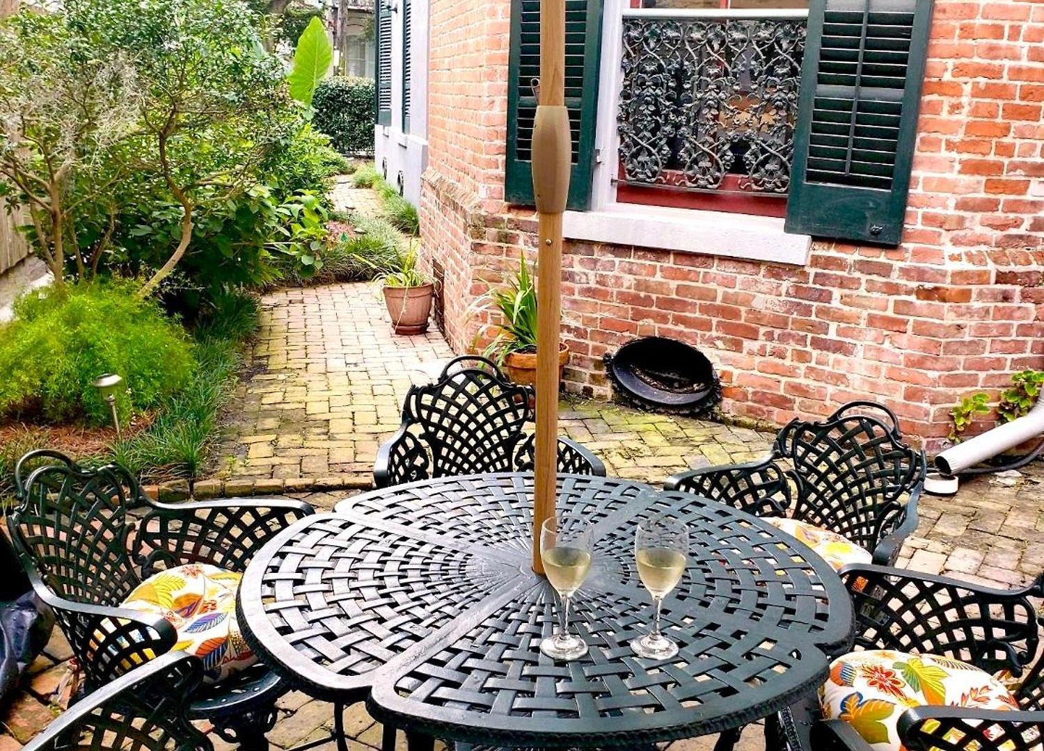 The Lanaux Mansion Bed & Breakfast 4*