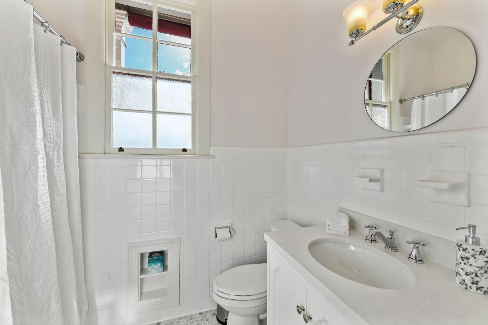 The Lanaux Mansion Bed & Breakfast 4*