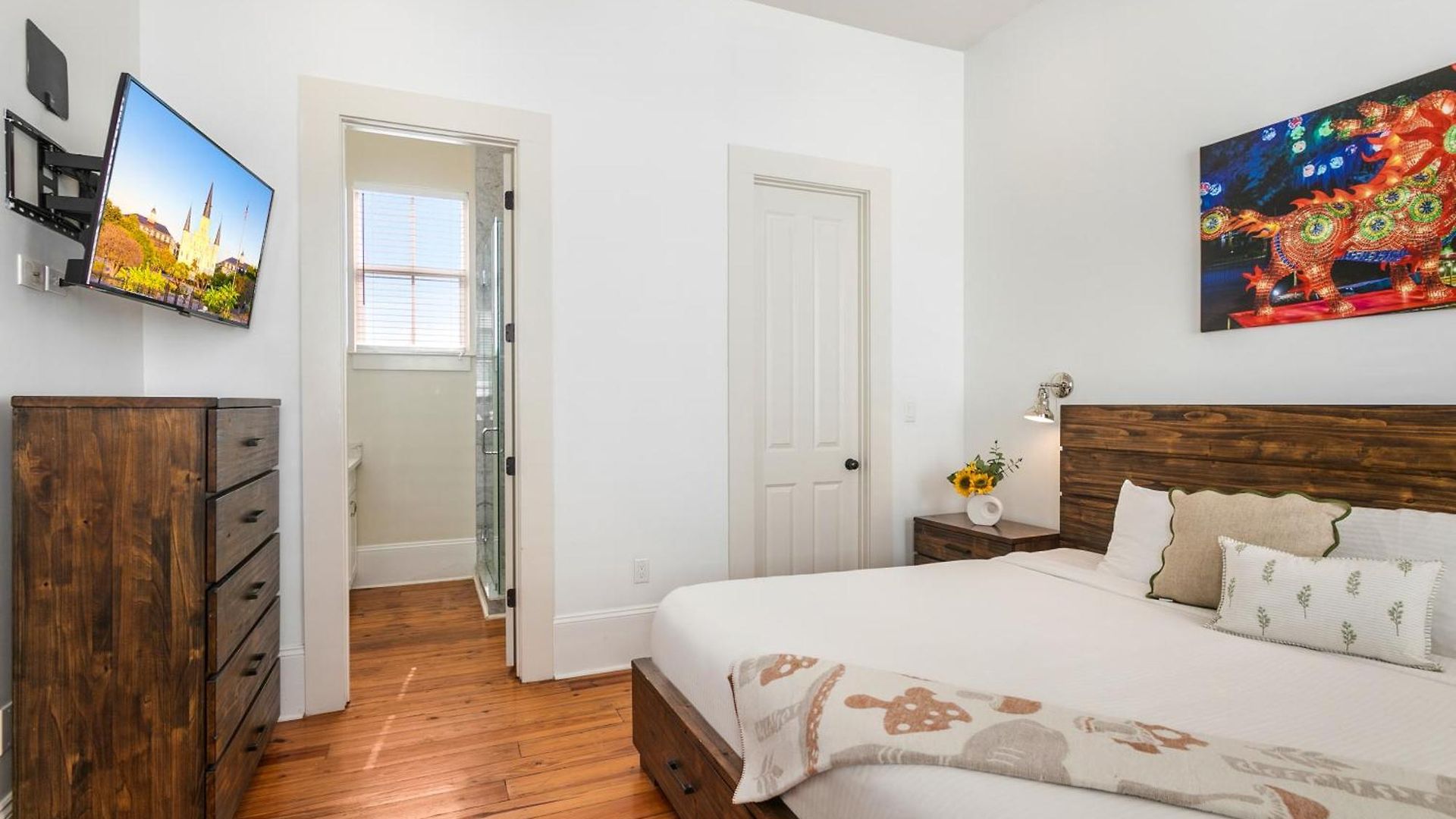 Apartment 3br On Carondelet By Hosteeva