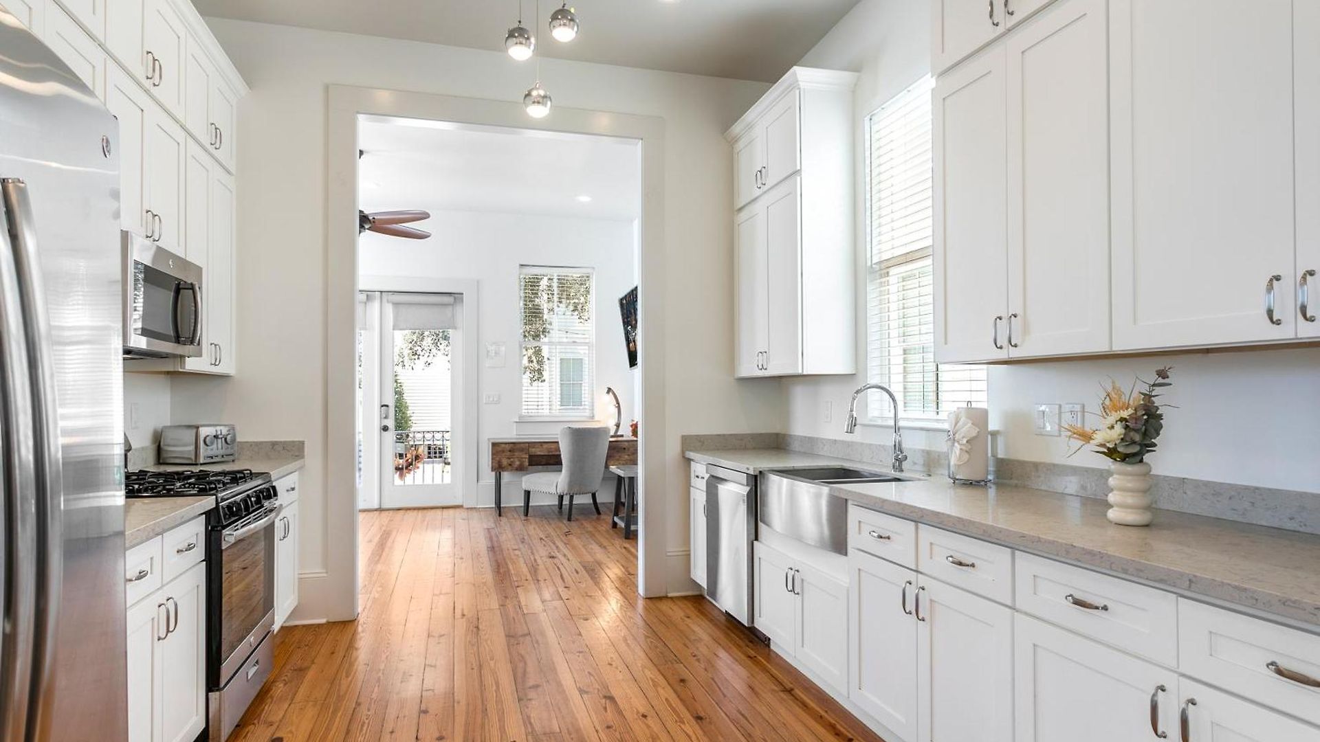 Spacious 3br Garden District W Pool & Balcony Apartment *
