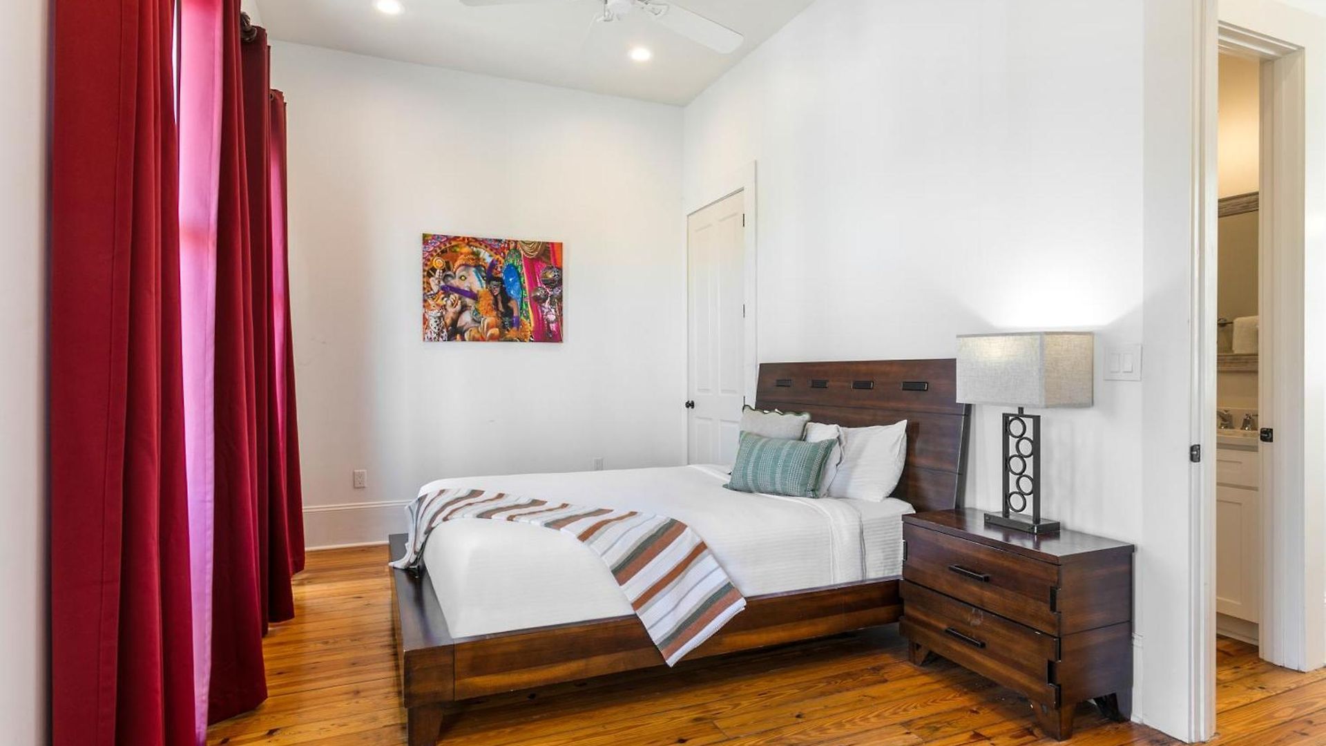3br On Carondelet By Hosteeva *