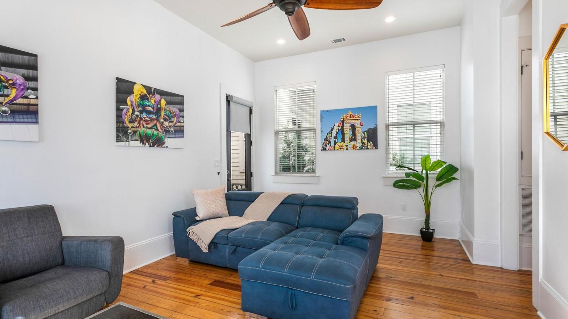 3br On Carondelet By Hosteeva *