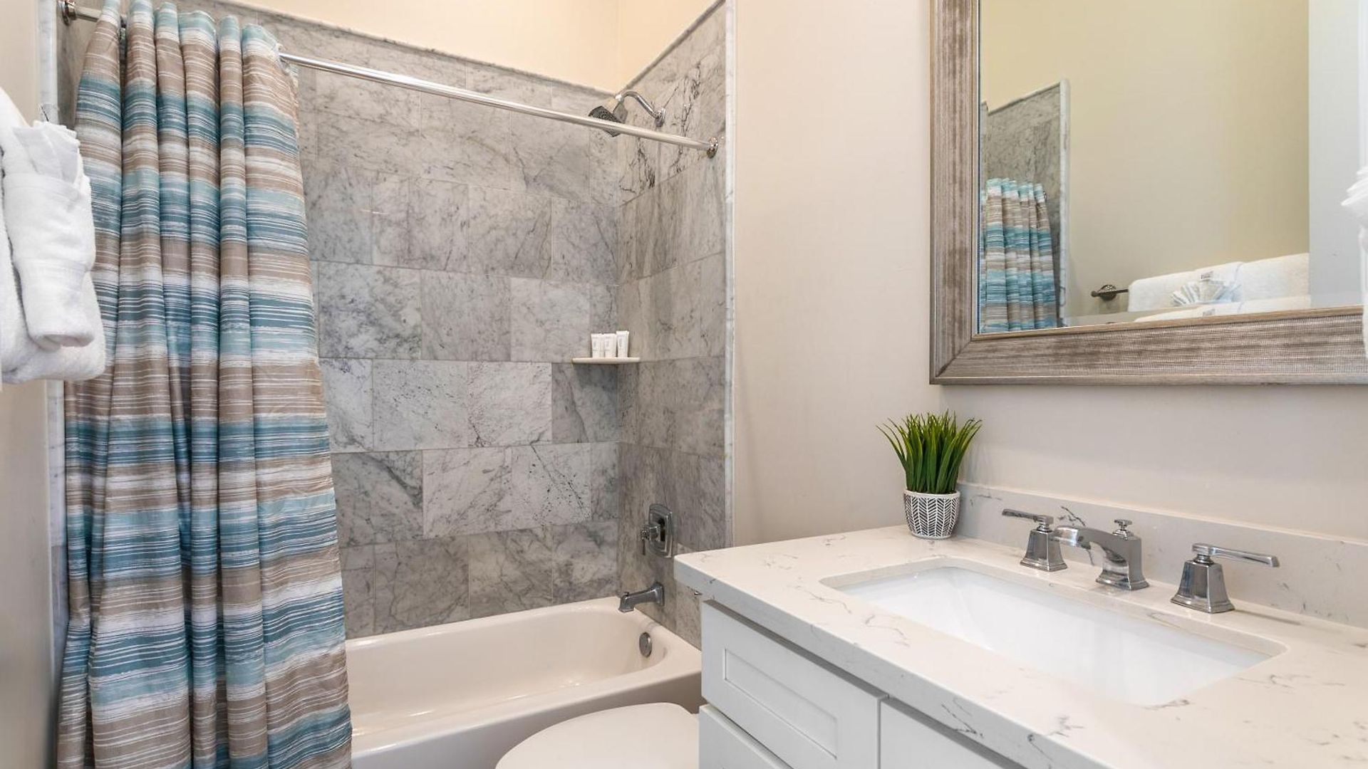 3br On Carondelet By Hosteeva