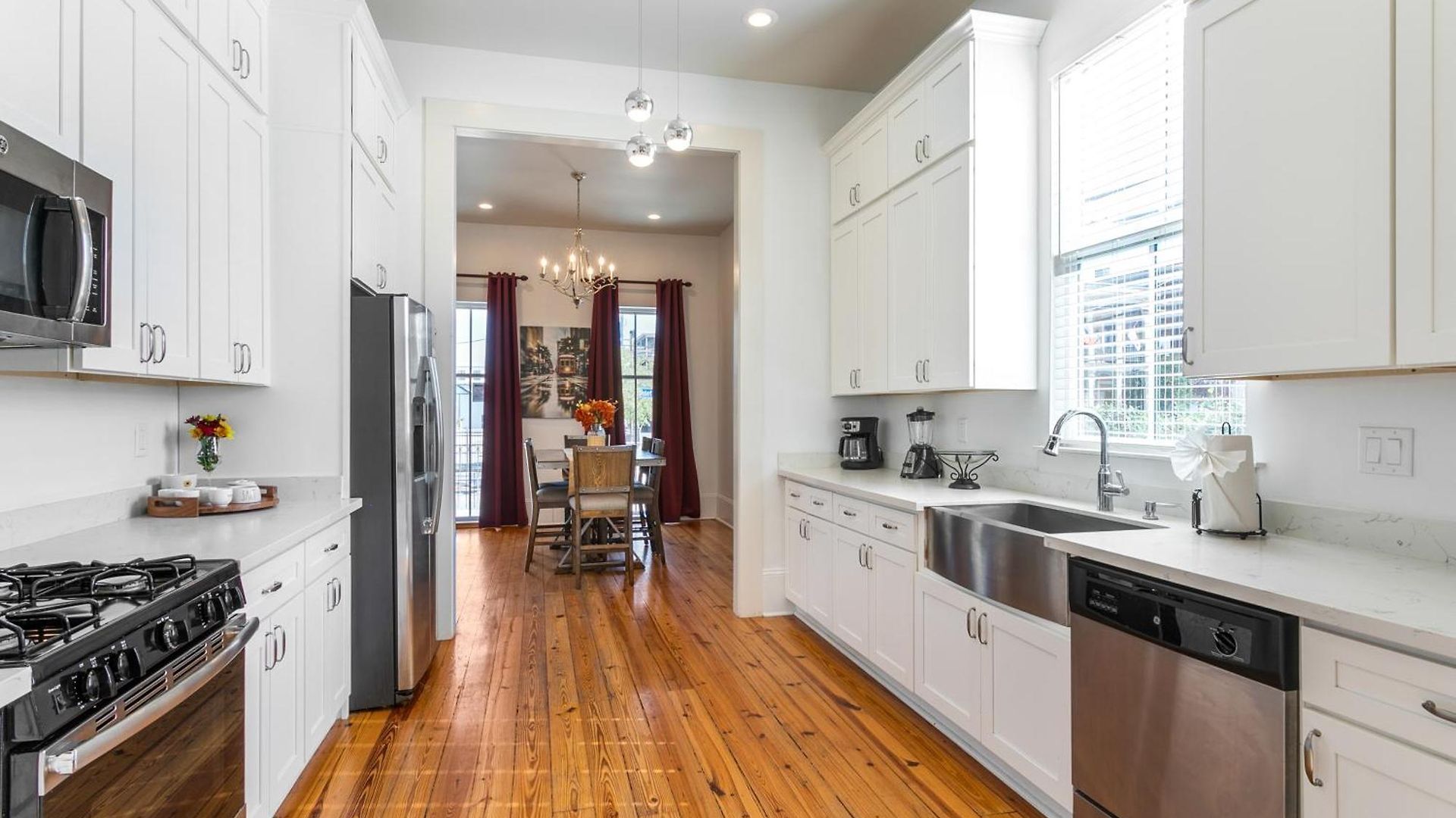3br On Carondelet By Hosteeva