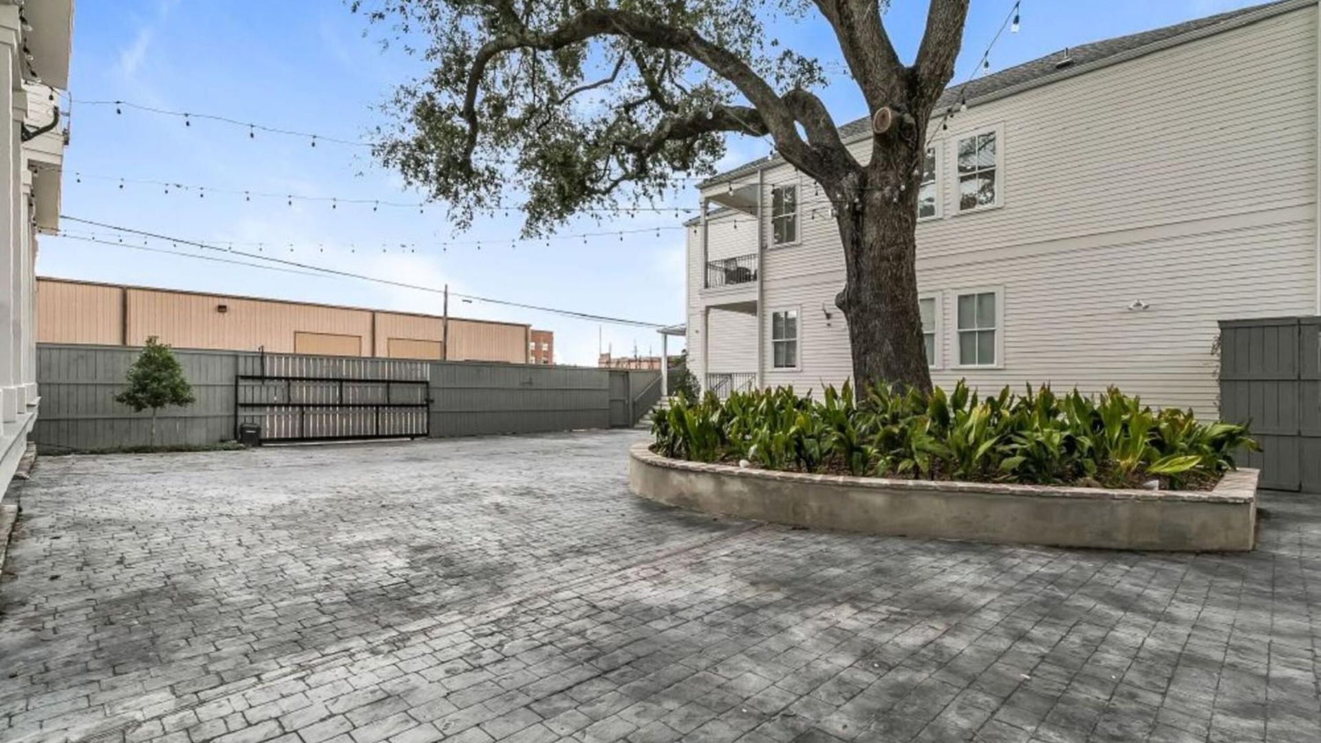 Spacious 3br Garden District W Pool & Balcony *