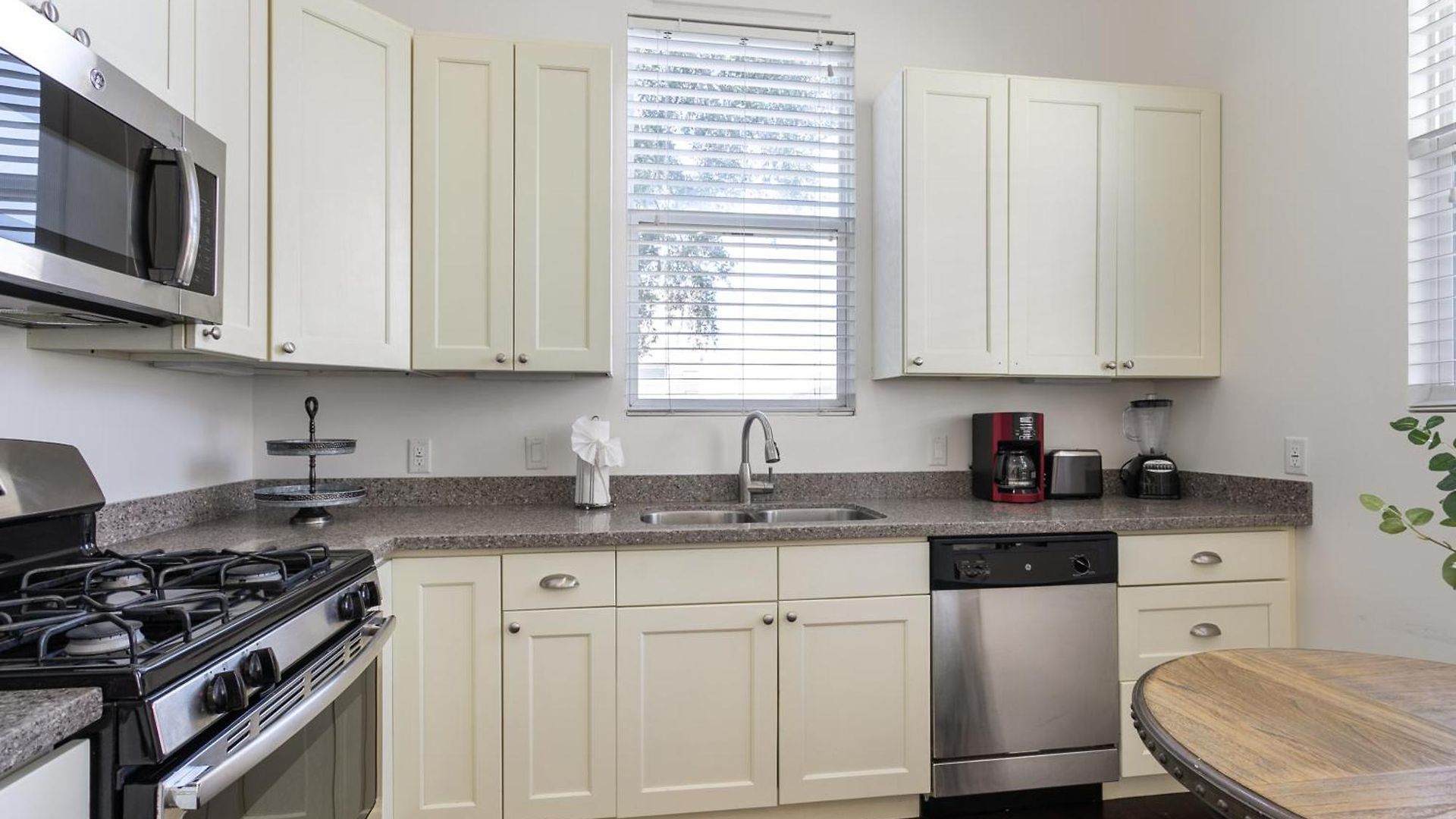 Charming 2br On Carondelet By Hosteeva New Orleans