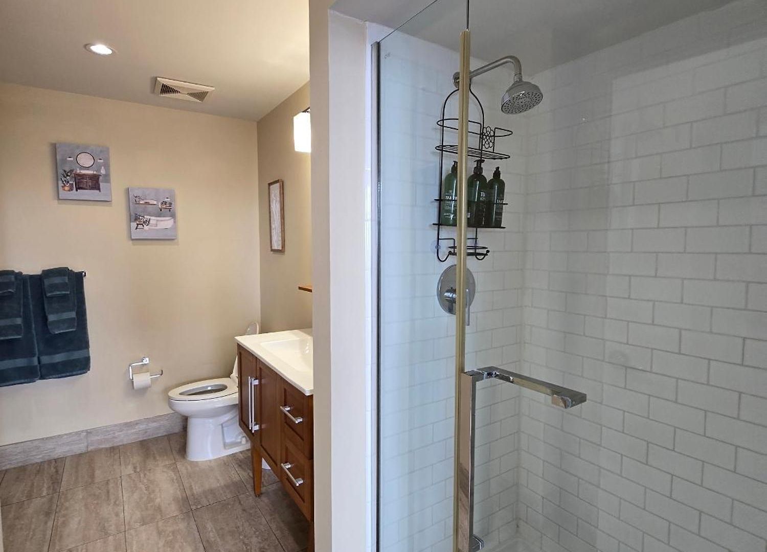 Beautiful Walk To French Quarter, Pool, Gym, View Apartment