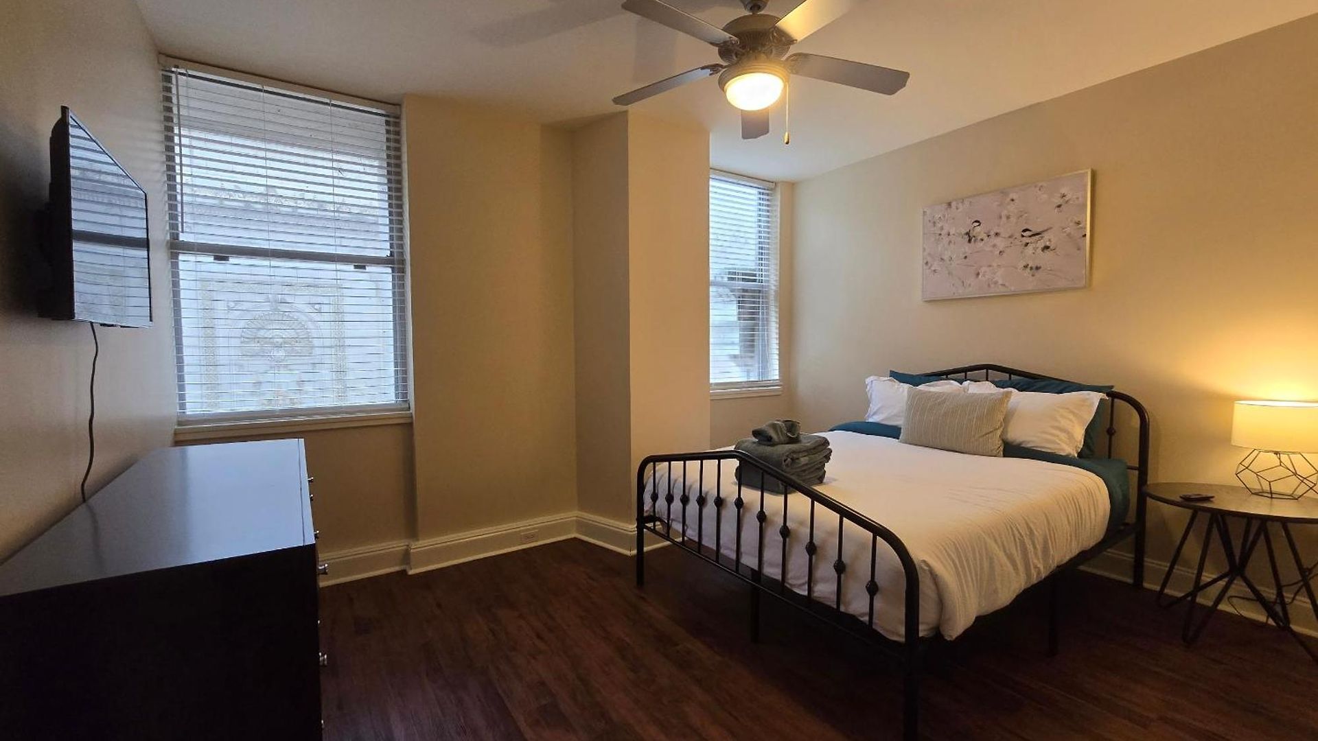 Apartment Beautiful Walk To French Quarter, Pool, Gym, View *