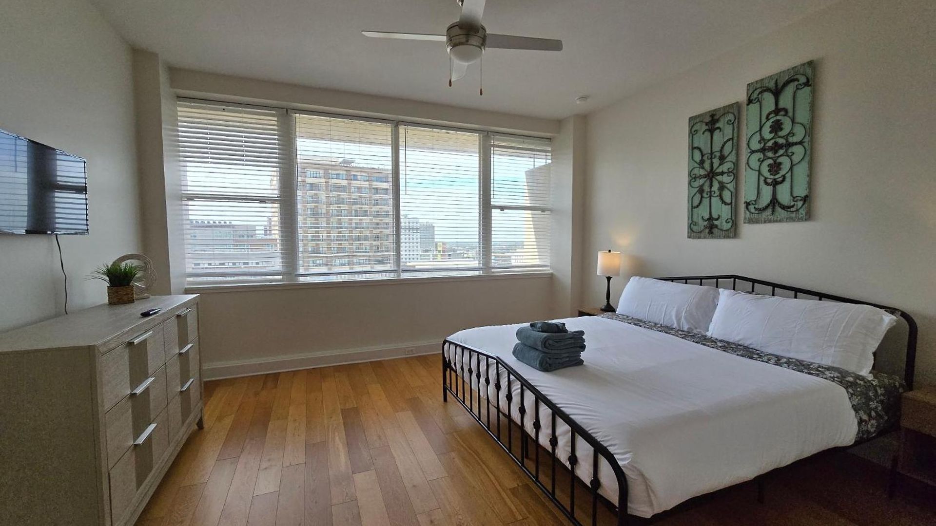 Beautiful Walk To French Quarter, Pool, Gym, View Apartment