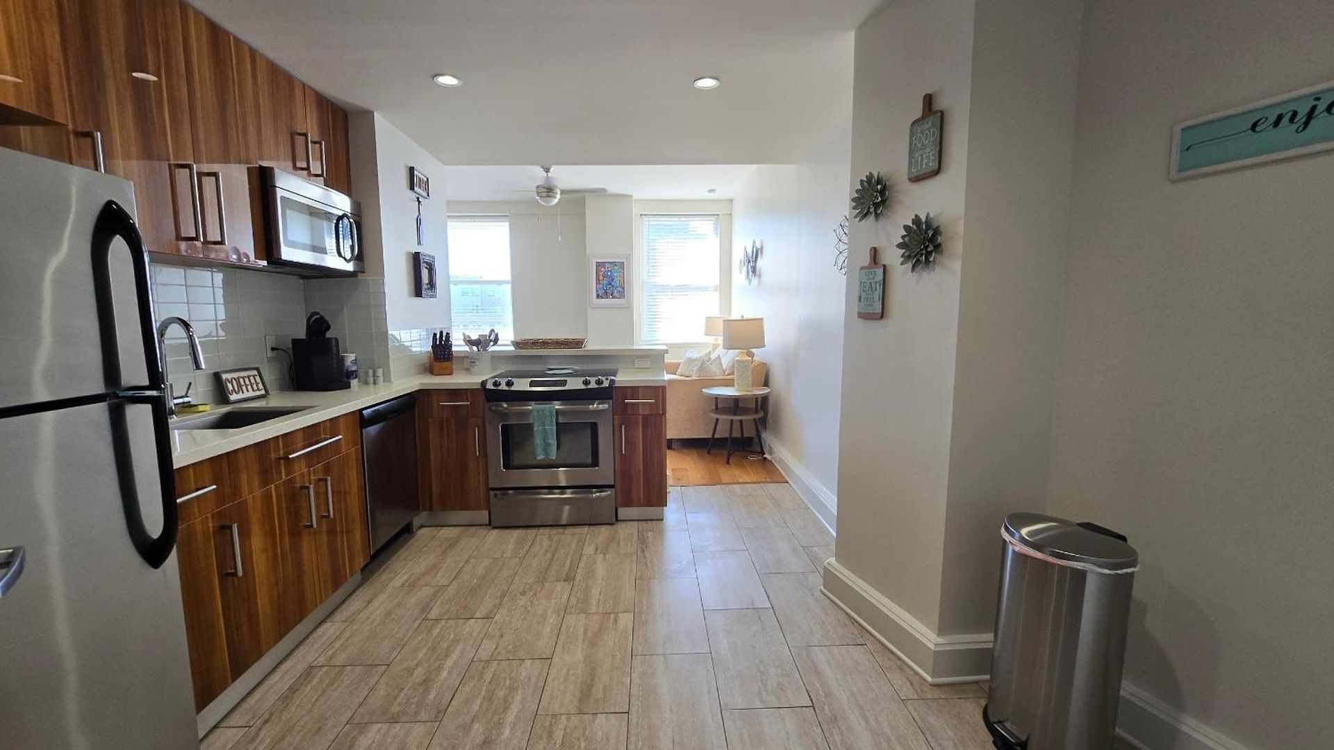 Beautiful Walk To French Quarter, Pool, Gym, View Apartment