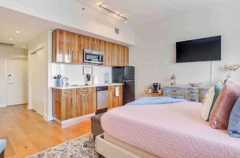Beautiful Walk To French Quarter, Pool, Gym, View Apartment New Orleans