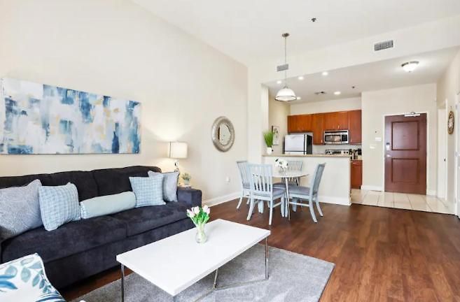 Beautiful Walk To French Quarter, Pool, Gym, View Apartment