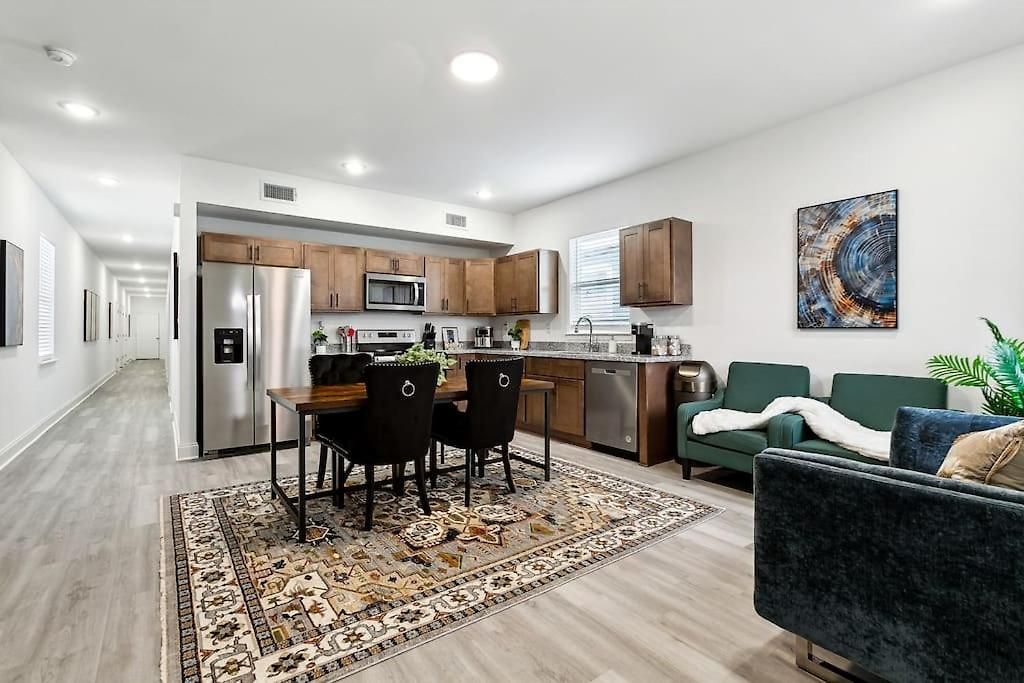 15 Bedrooms In The Heart Of Nola Apartment *