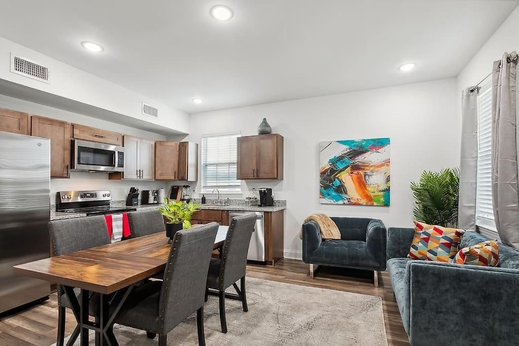 15 Bedrooms In The Heart Of Nola Apartment