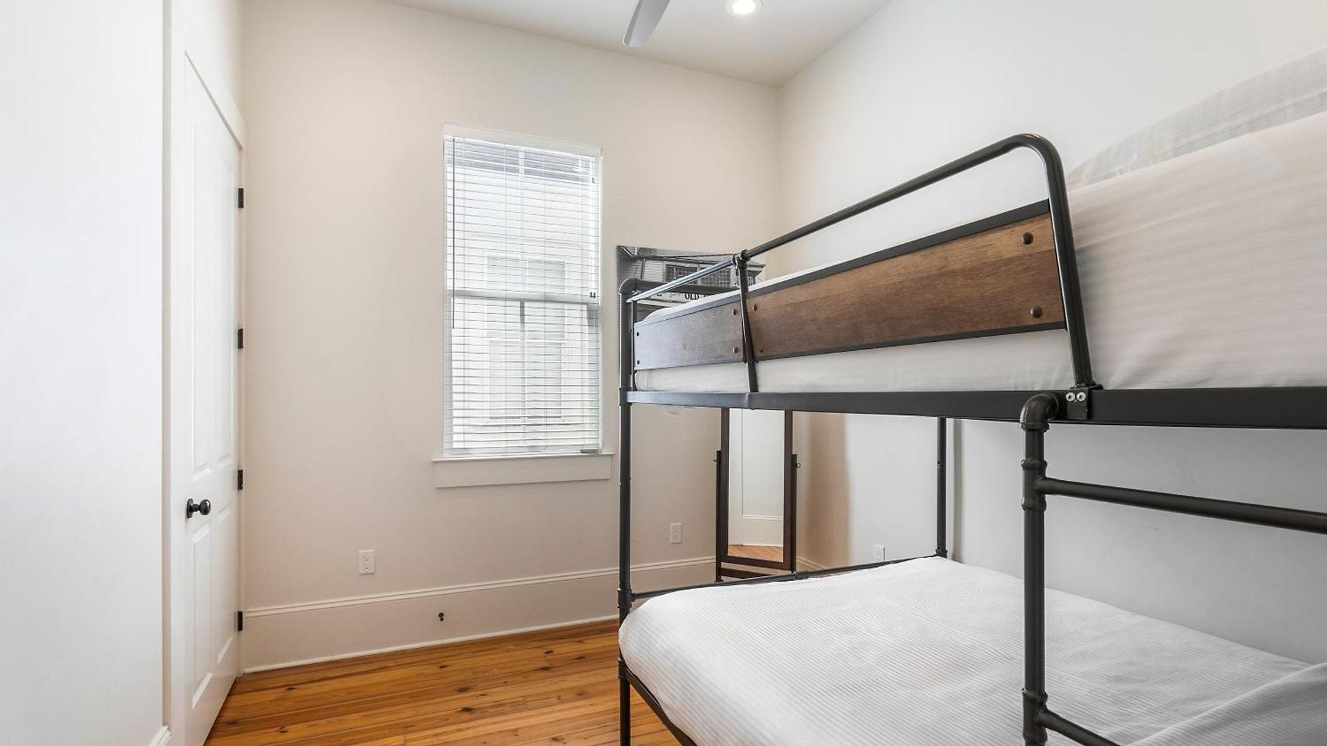 Private 3br On Carondelet By Hosteeva