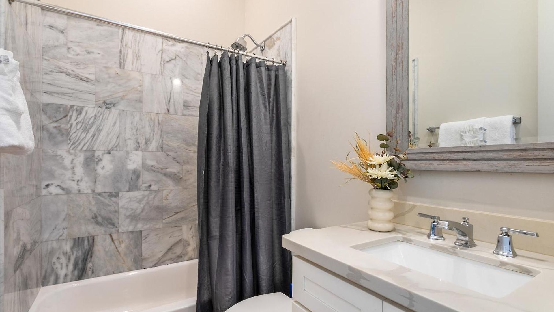 Apartment Private 3br On Carondelet By Hosteeva
