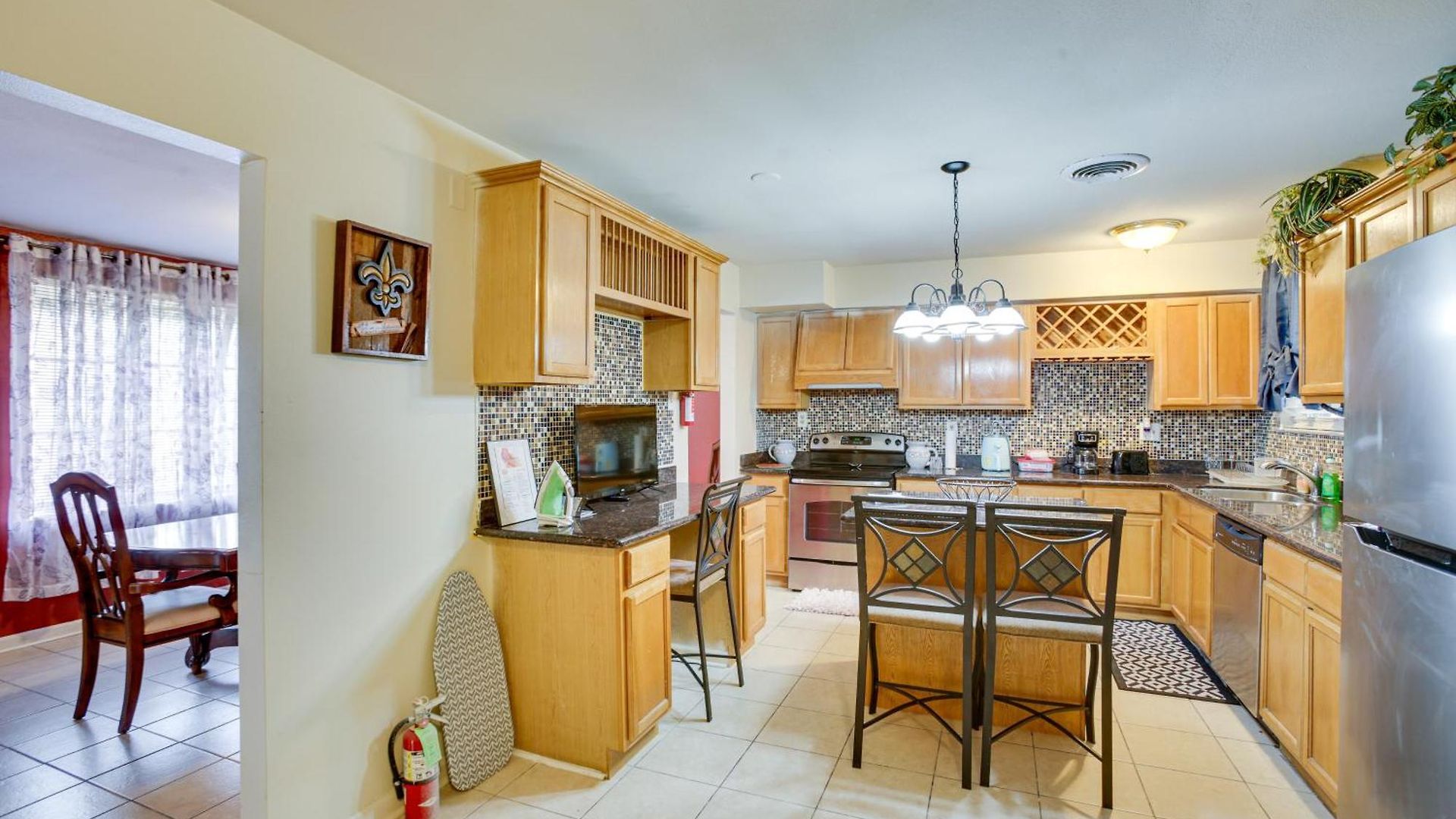 Easy Access To Us-90 & Near Dtwn: Holiday home