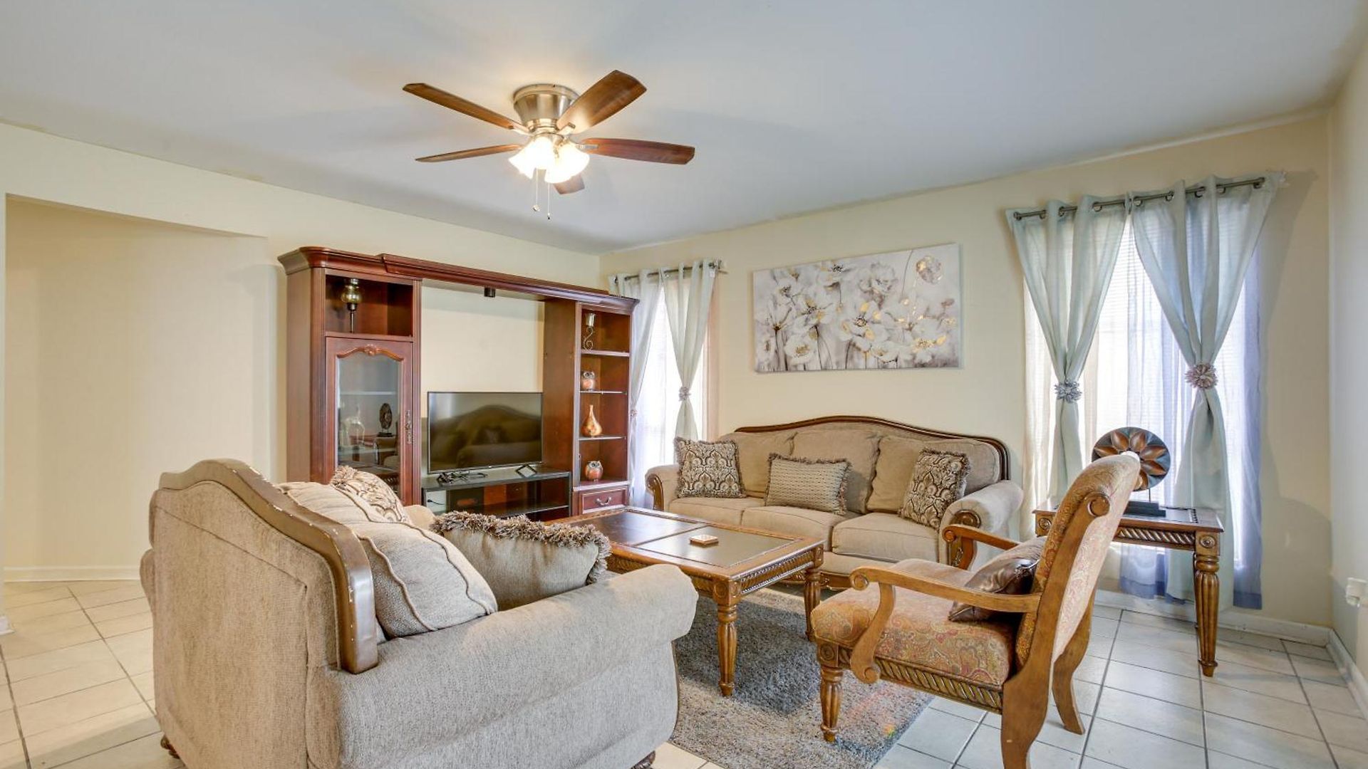 Easy Access To Us-90 & Near Dtwn: Holiday home