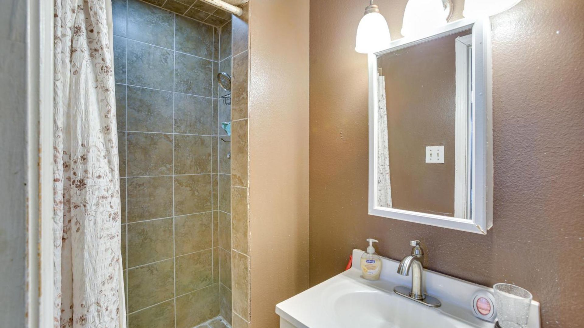 Easy Access To Us-90 & Near Dtwn: Holiday home *