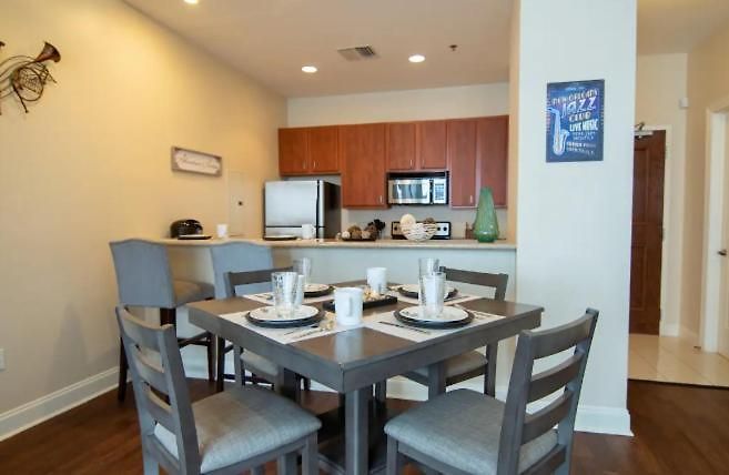 Apartment Beautiful Walk To French Quarter, Pool, Gym, View *
