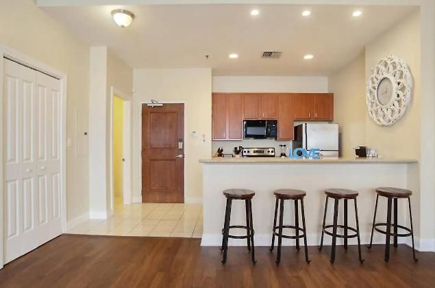 Beautiful Walk To French Quarter, Pool, Gym, View Apartment New Orleans
