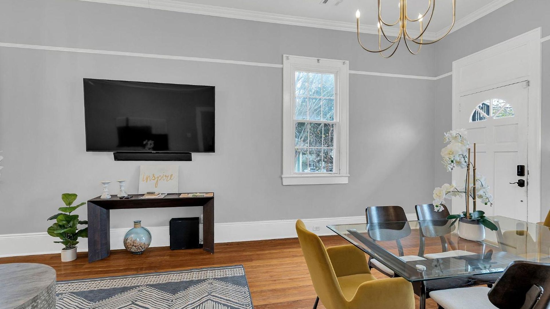 Bright Uptown W Gated Parking Apartment