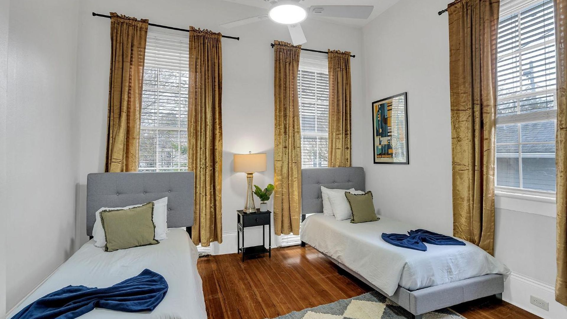 Bright Uptown W Gated Parking Apartment