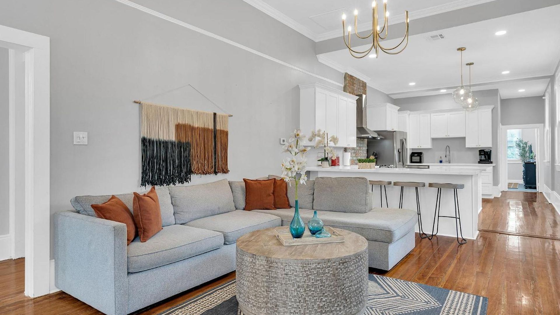 Bright Uptown W Gated Parking *
