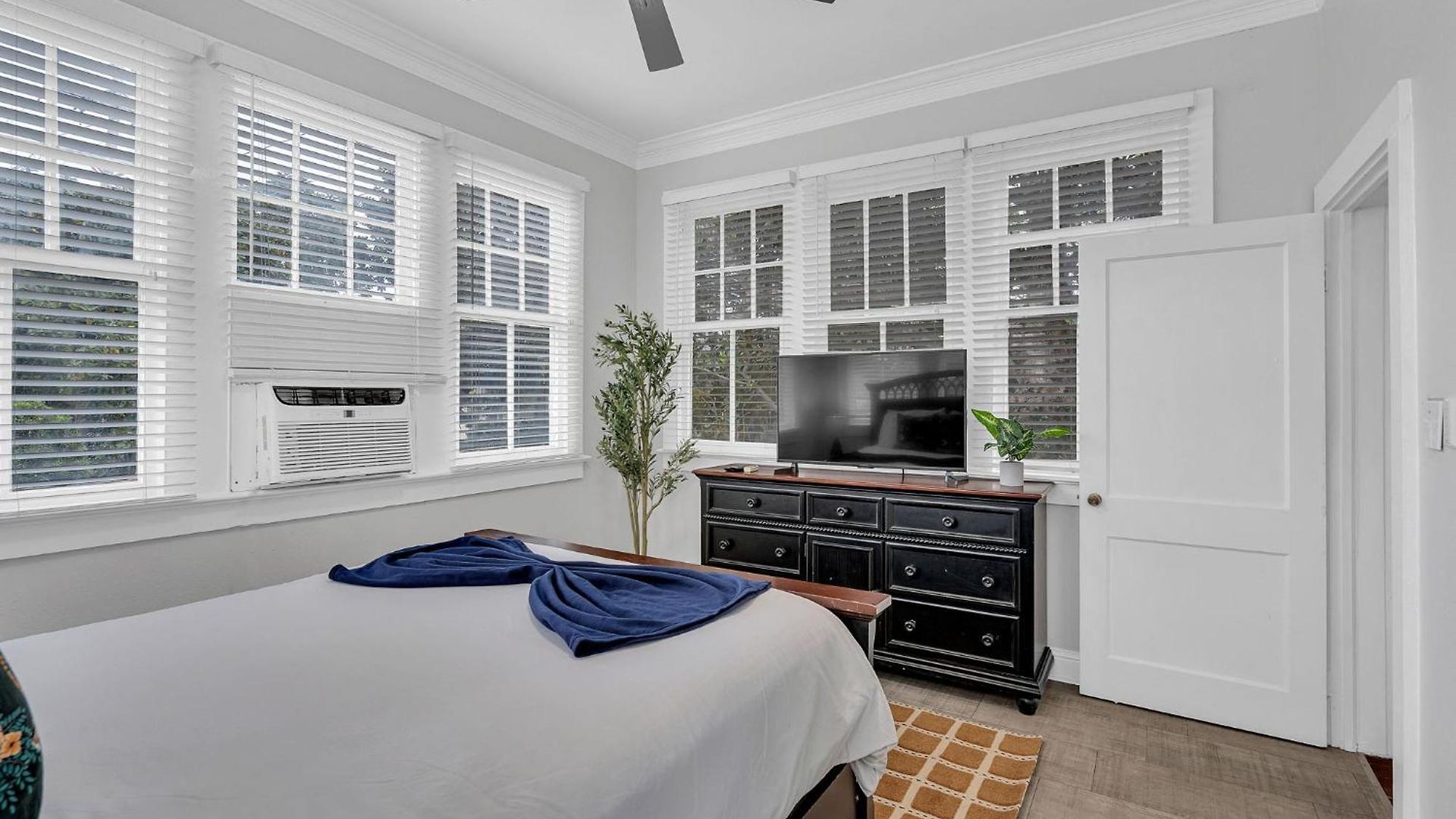 Bright Uptown W Gated Parking Apartment *