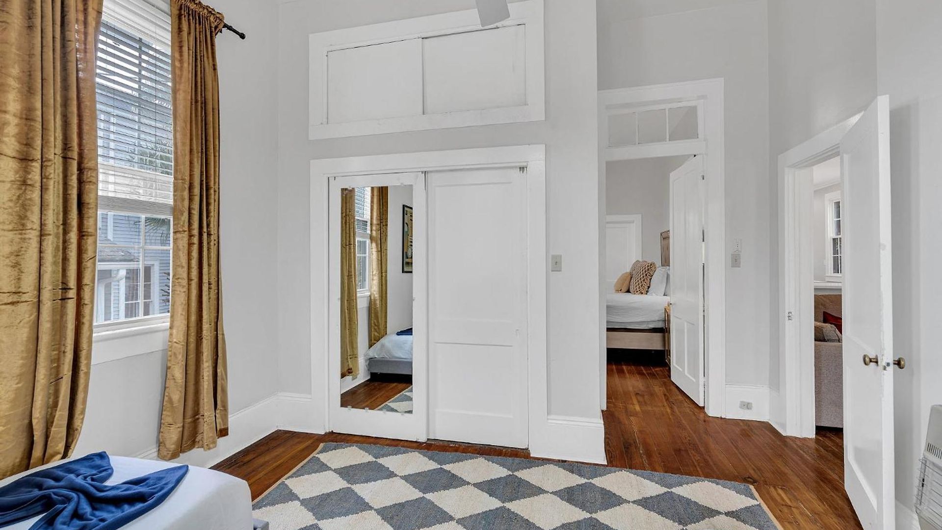 Bright Uptown W Gated Parking Apartment