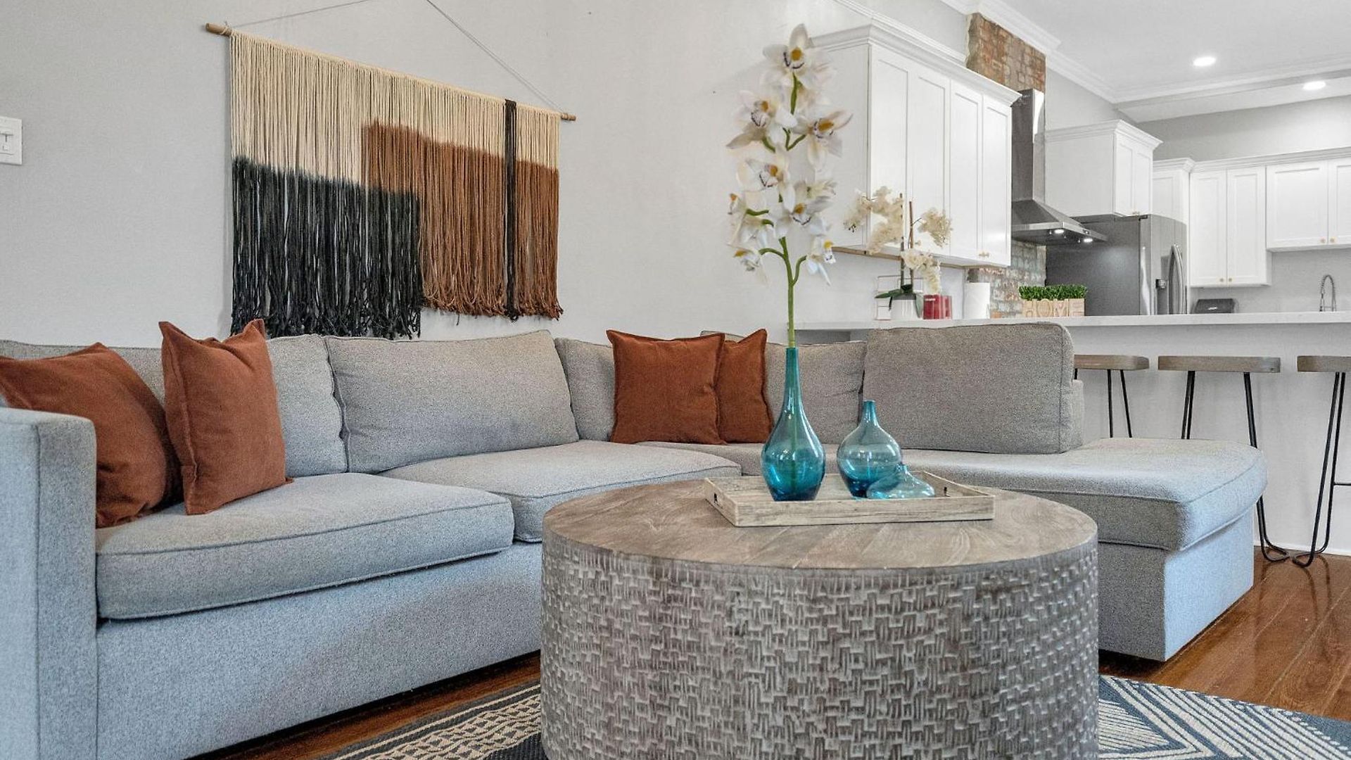 Bright Uptown W Gated Parking Apartment *