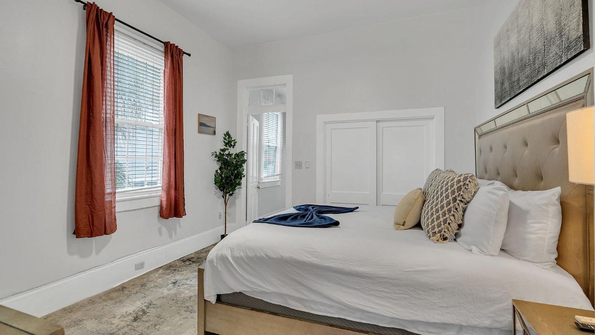 Bright Uptown W Gated Parking Apartment