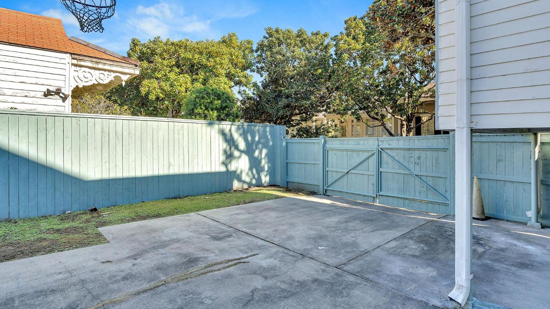 Bright Uptown W Gated Parking Apartment