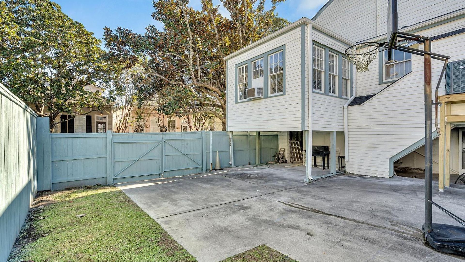 Bright Uptown W Gated Parking *