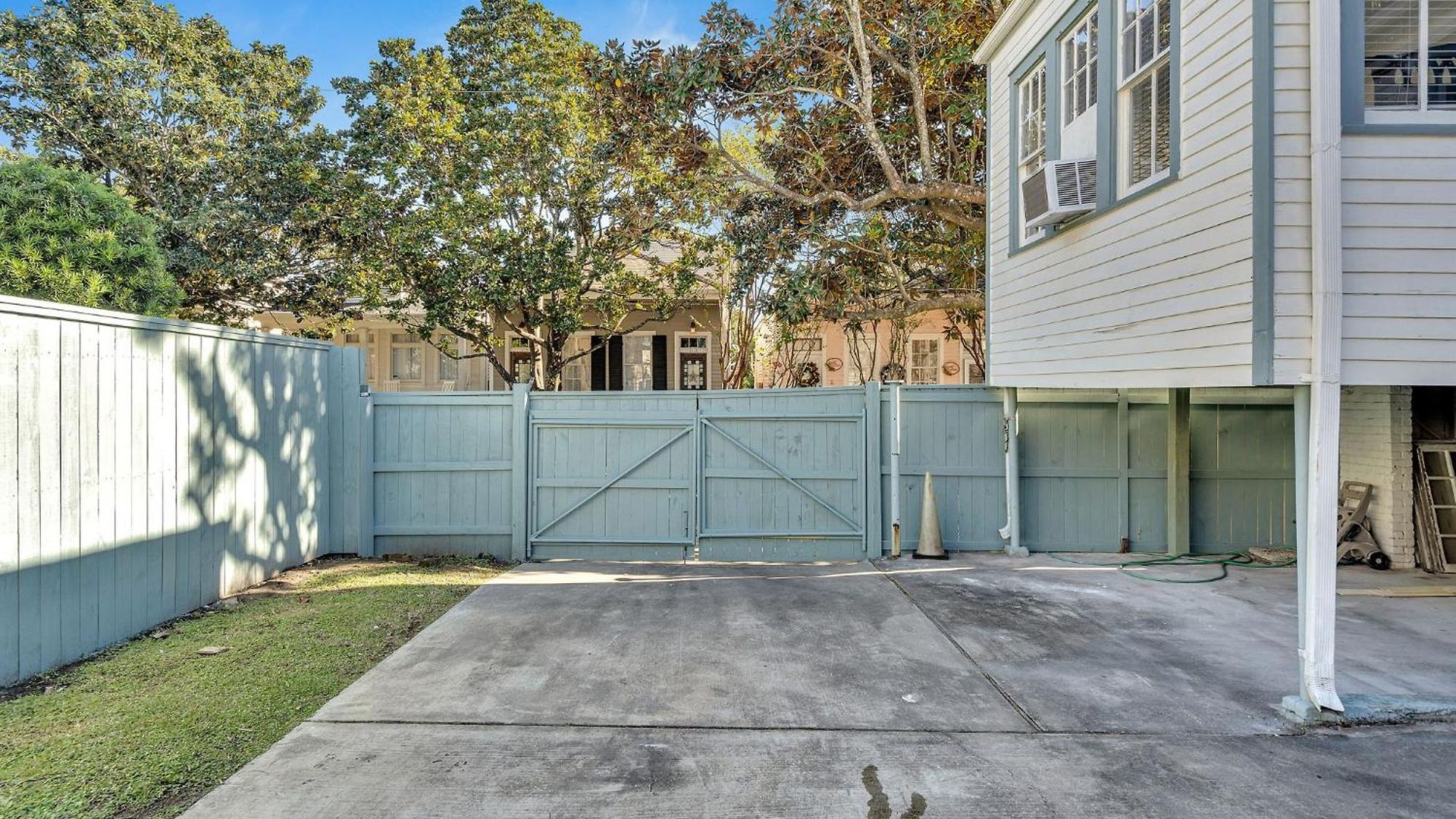 Bright Uptown W Gated Parking
