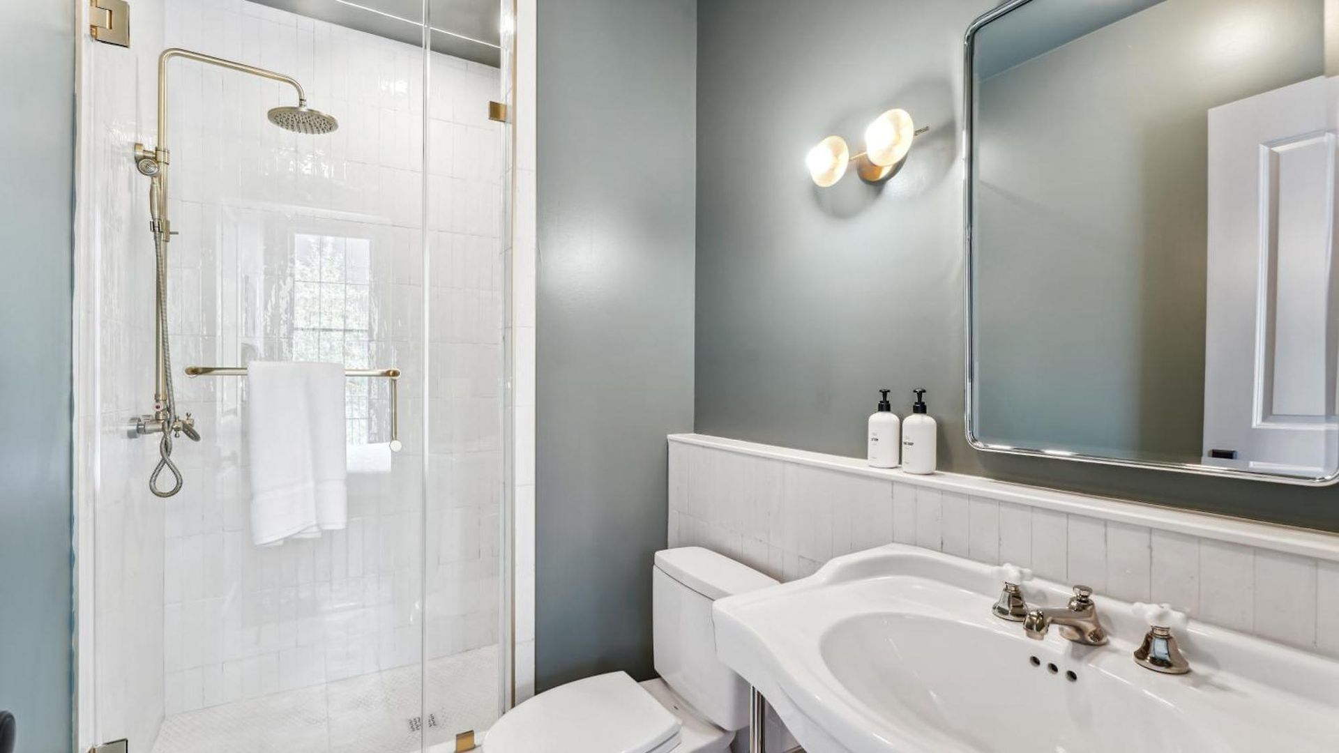 The Mary Beth & Gallery Apartment *