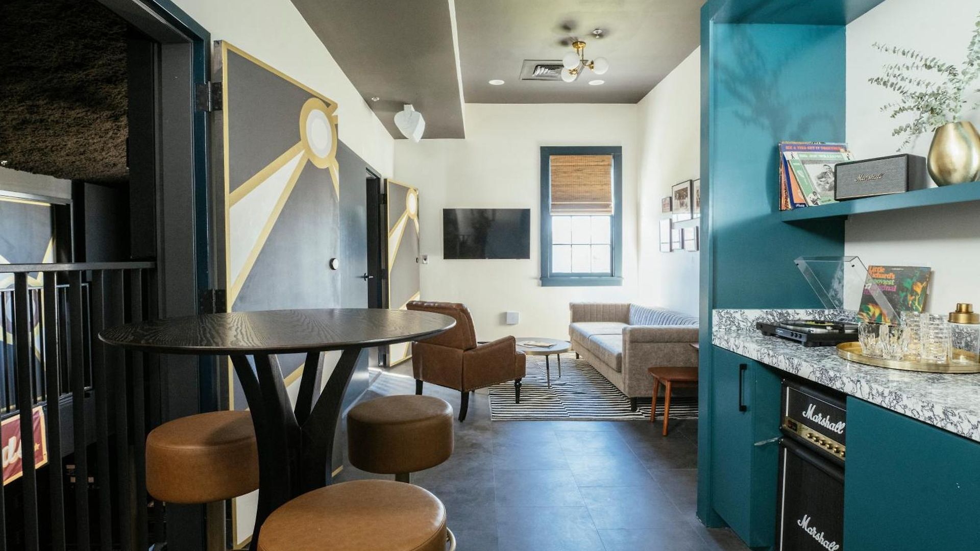 Dew Drop & Lounge Hotel
