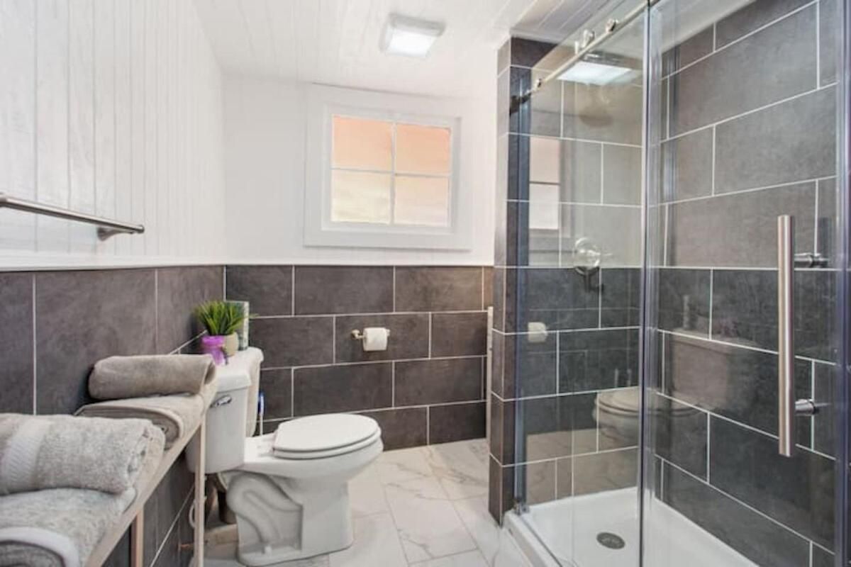 Easy Access To Canal Street Car Near French Quarter Holiday home