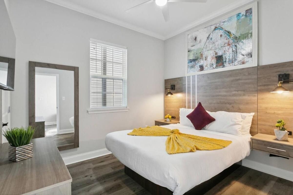 Huge 5min From Fq! 5br, Outdoor Seating! *