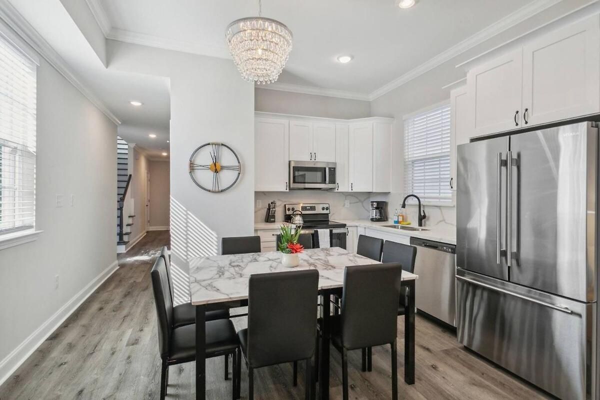 Huge 5min From Fq! 5br, Outdoor Seating! *