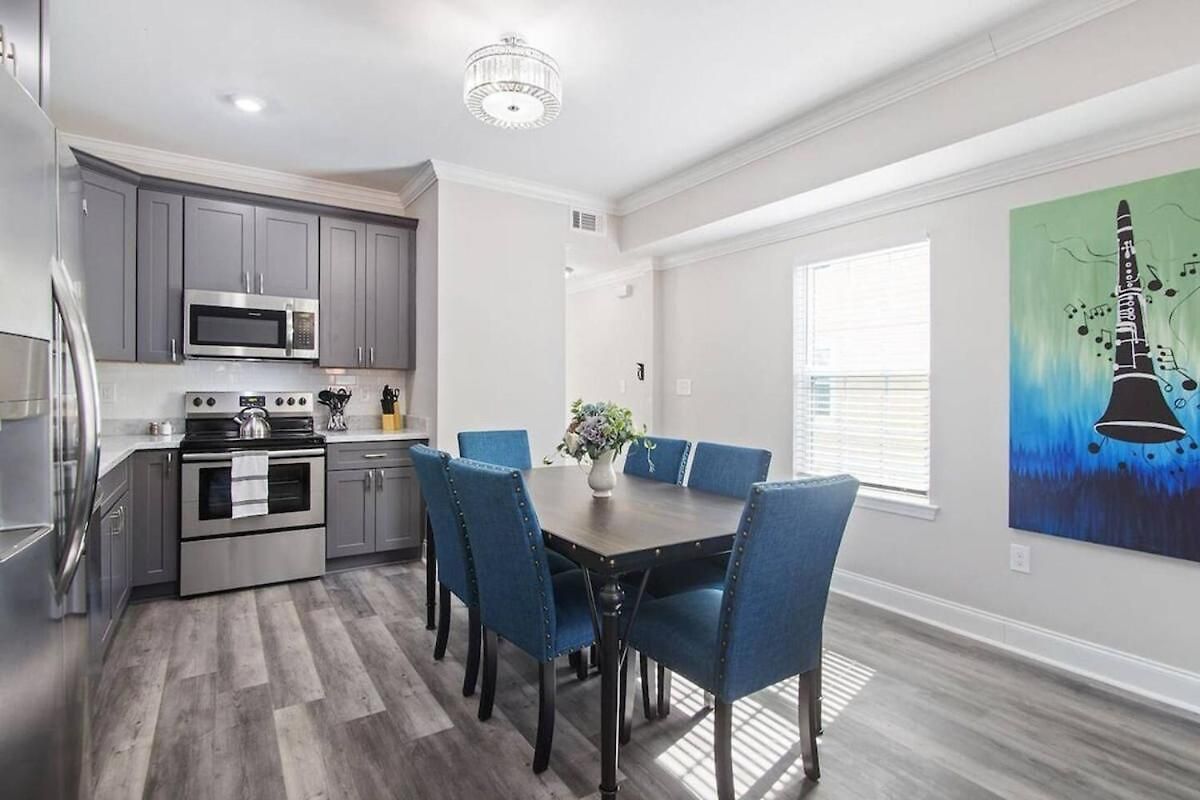 Vibrant 5br Close To Street Car Holiday home