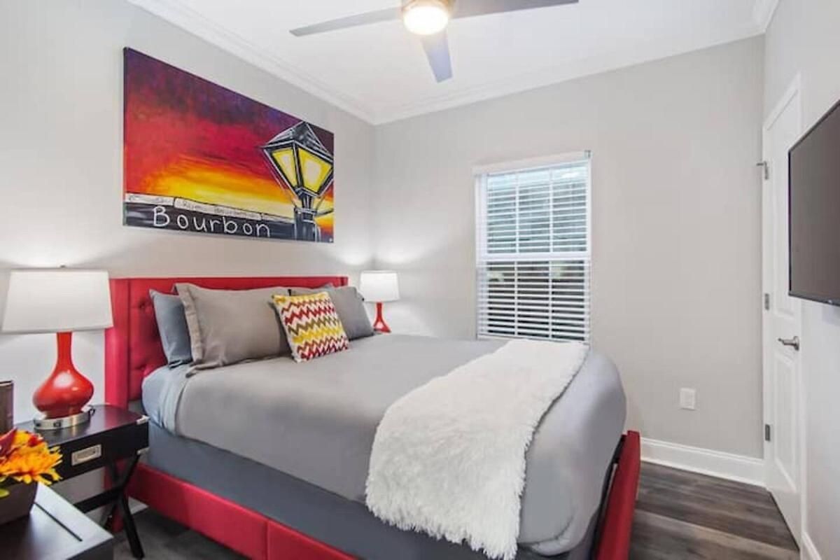 Vibrant 5br Close To Street Car *