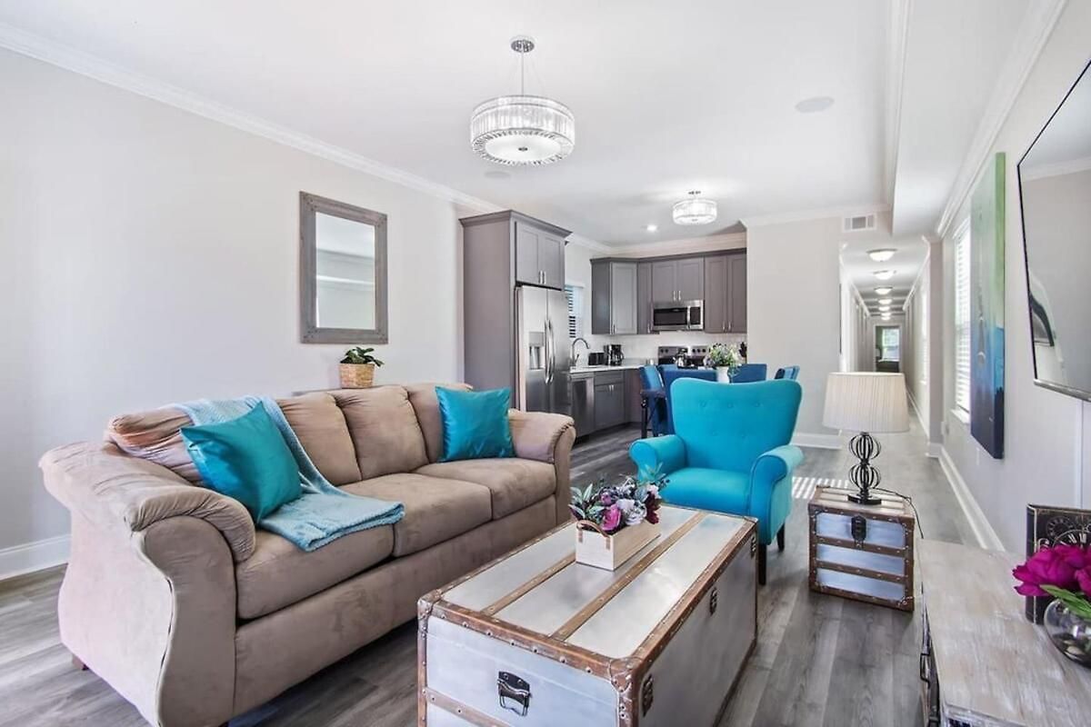 Holiday home Vibrant 5br Close To Street Car