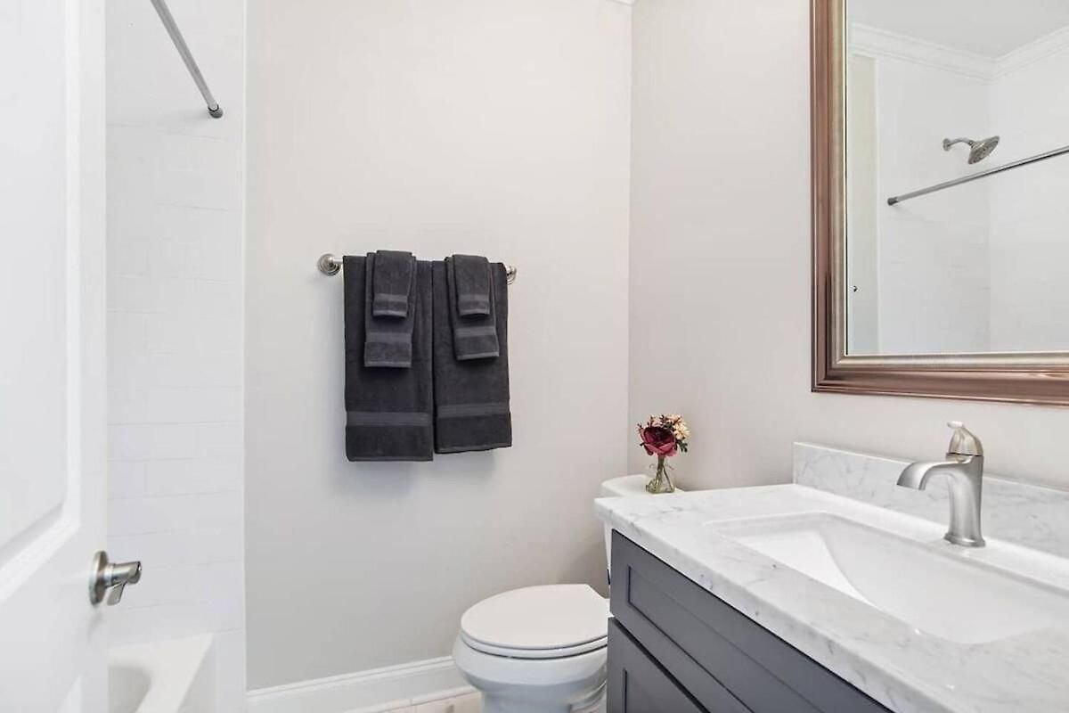 Vibrant 5br Close To Street Car Holiday home