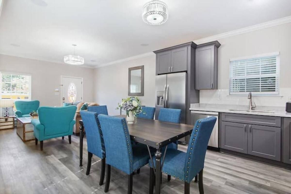Holiday home Vibrant 5br Close To Street Car