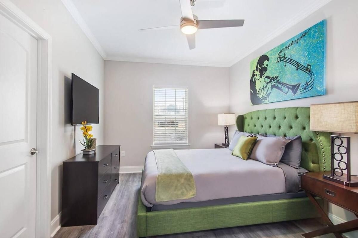 Vibrant 5br Close To Street Car Holiday home