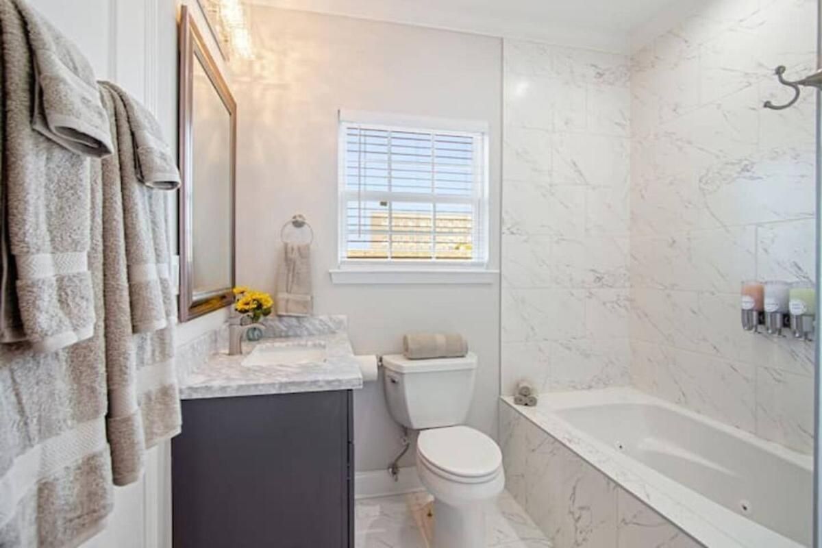 Breathtaking Spacious Art Filled 5br Near Fq New Orleans